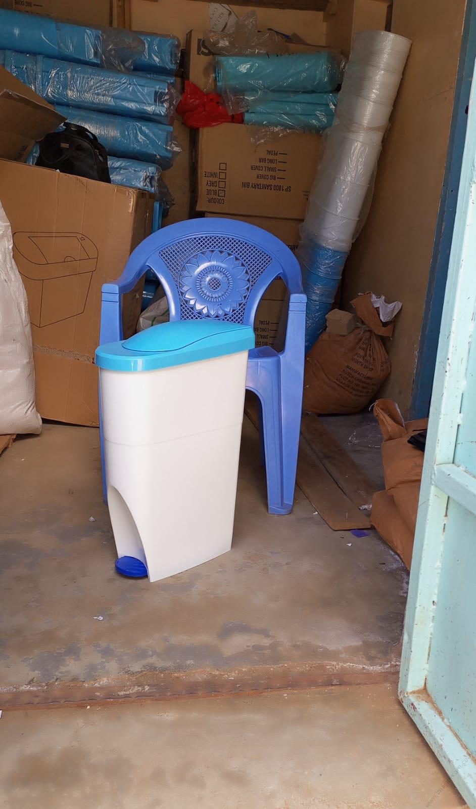 Sanitary Bin White & Blue Pedal - 18ltr - Image 8